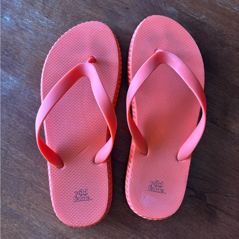 Wild Fable platform flip-flop sandals coral color